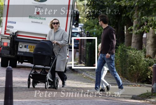 Abcoude 7 oktober 2023
Eva Jinek en haar partner Dexter met hun zoon Pax  aan het wandelen met kinderwagen met daarin hun dochter Salo leonora.