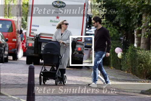 Abcoude 7 oktober 2023
Eva Jinek en haar partner Dexter met hun zoon Pax  aan het wandelen met kinderwagen met daarin hun dochter Salo leonora.