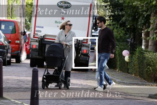 Abcoude 7 oktober 2023
Eva Jinek en haar partner Dexter met hun zoon Pax  aan het wandelen met kinderwagen met daarin hun dochter Salo leonora.