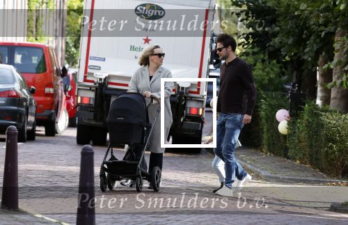 Abcoude 7 oktober 2023
Eva Jinek en haar partner Dexter met hun zoon Pax  aan het wandelen met kinderwagen met daarin hun dochter Salo leonora.