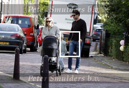 Abcoude 7 oktober 2023
Eva Jinek en haar partner Dexter met hun zoon Pax  aan het wandelen met kinderwagen met daarin hun dochter Salo leonora.