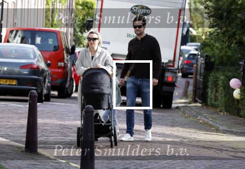 Abcoude 7 oktober 2023
Eva Jinek en haar partner Dexter met hun zoon Pax  aan het wandelen met kinderwagen met daarin hun dochter Salo leonora.