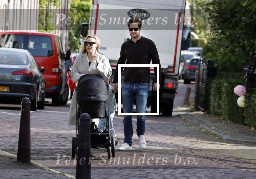 Abcoude 7 oktober 2023
Eva Jinek en haar partner Dexter met hun zoon Pax  aan het wandelen met kinderwagen met daarin hun dochter Salo leonora.