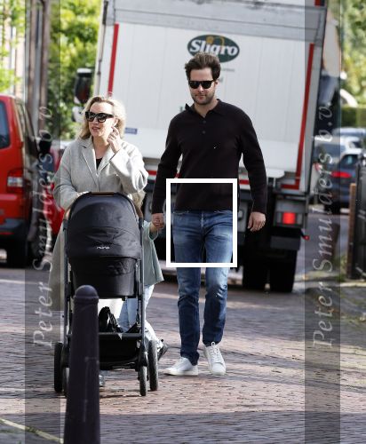 Abcoude 7 oktober 2023
Eva Jinek en haar partner Dexter met hun zoon Pax  aan het wandelen met kinderwagen met daarin hun dochter Salo leonora.