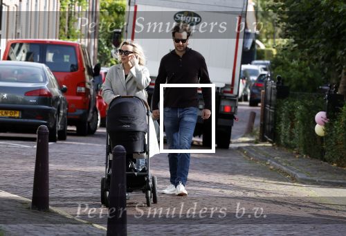 Abcoude 7 oktober 2023
Eva Jinek en haar partner Dexter met hun zoon Pax  aan het wandelen met kinderwagen met daarin hun dochter Salo leonora.