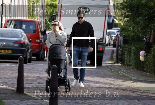 Abcoude 7 oktober 2023
Eva Jinek en haar partner Dexter met hun zoon Pax  aan het wandelen met kinderwagen met daarin hun dochter Salo leonora.