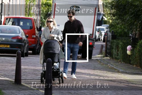 Abcoude 7 oktober 2023
Eva Jinek en haar partner Dexter met hun zoon Pax  aan het wandelen met kinderwagen met daarin hun dochter Salo leonora.