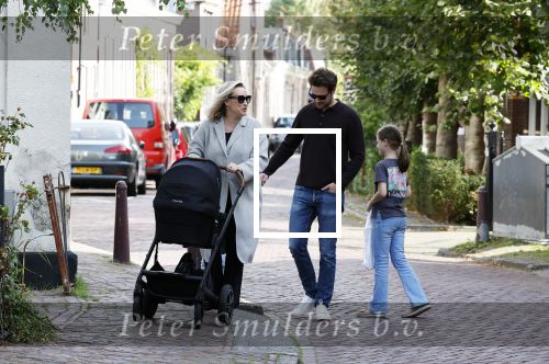 Abcoude 7 oktober 2023
Eva Jinek en haar partner Dexter met hun zoon Pax  aan het wandelen met kinderwagen met daarin hun dochter Salo leonora.