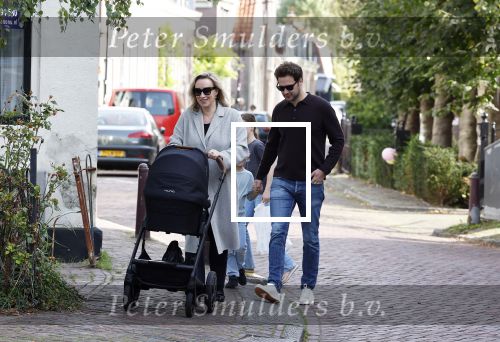 Abcoude 7 oktober 2023
Eva Jinek en haar partner Dexter met hun zoon Pax  aan het wandelen met kinderwagen met daarin hun dochter Salo leonora.