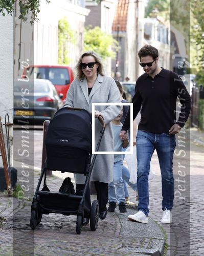 Abcoude 7 oktober 2023
Eva Jinek en haar partner Dexter met hun zoon Pax  aan het wandelen met kinderwagen met daarin hun dochter Salo leonora.