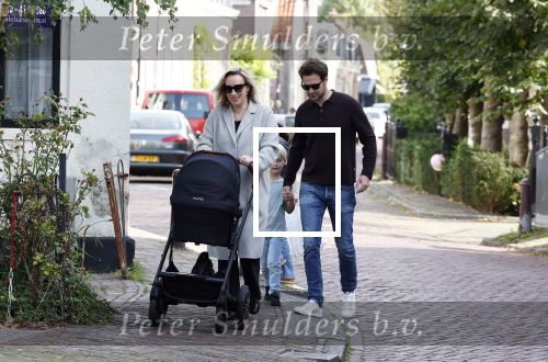 Abcoude 7 oktober 2023
Eva Jinek en haar partner Dexter met hun zoon Pax  aan het wandelen met kinderwagen met daarin hun dochter Salo leonora.