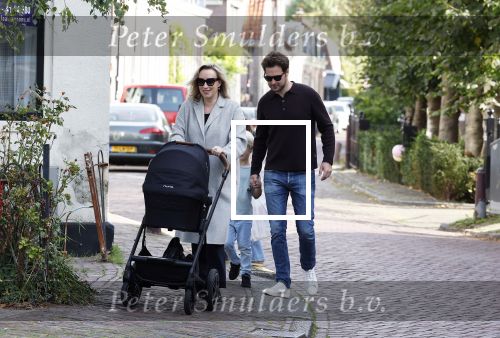 Abcoude 7 oktober 2023
Eva Jinek en haar partner Dexter met hun zoon Pax  aan het wandelen met kinderwagen met daarin hun dochter Salo leonora.