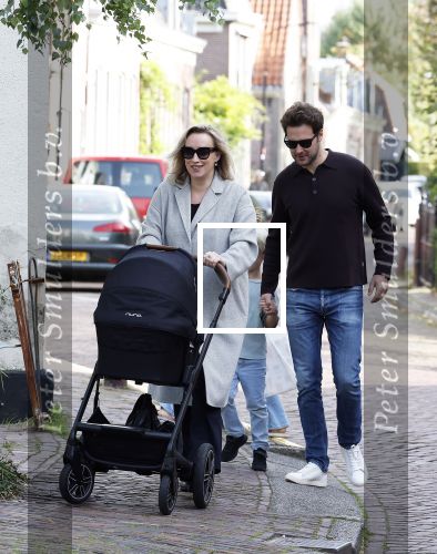 Abcoude 7 oktober 2023
Eva Jinek en haar partner Dexter met hun zoon Pax  aan het wandelen met kinderwagen met daarin hun dochter Salo leonora.