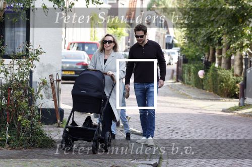 Abcoude 7 oktober 2023
Eva Jinek en haar partner Dexter met hun zoon Pax  aan het wandelen met kinderwagen met daarin hun dochter Salo leonora.