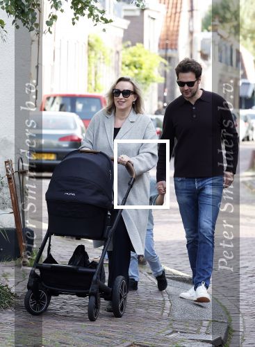 Abcoude 7 oktober 2023
Eva Jinek en haar partner Dexter met hun zoon Pax  aan het wandelen met kinderwagen met daarin hun dochter Salo leonora.