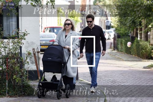 Abcoude 7 oktober 2023
Eva Jinek en haar partner Dexter met hun zoon Pax  aan het wandelen met kinderwagen met daarin hun dochter Salo leonora.