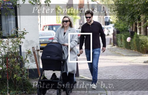 Abcoude 7 oktober 2023
Eva Jinek en haar partner Dexter met hun zoon Pax  aan het wandelen met kinderwagen met daarin hun dochter Salo leonora.