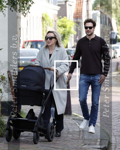 Abcoude 7 oktober 2023
Eva Jinek en haar partner Dexter met hun zoon Pax  aan het wandelen met kinderwagen met daarin hun dochter Salo leonora.
