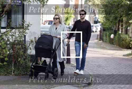 Abcoude 7 oktober 2023
Eva Jinek en haar partner Dexter met hun zoon Pax  aan het wandelen met kinderwagen met daarin hun dochter Salo leonora.