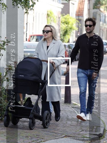 Abcoude 7 oktober 2023
Eva Jinek en haar partner Dexter met hun zoon Pax  aan het wandelen met kinderwagen met daarin hun dochter Salo leonora.
