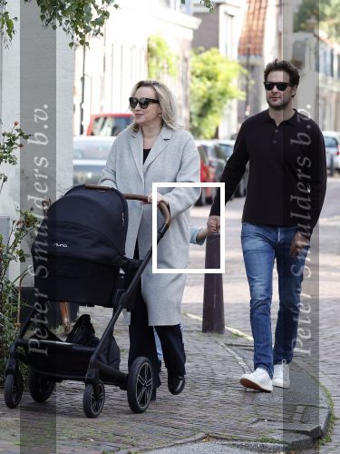Abcoude 7 oktober 2023
Eva Jinek en haar partner Dexter met hun zoon Pax  aan het wandelen met kinderwagen met daarin hun dochter Salo leonora.