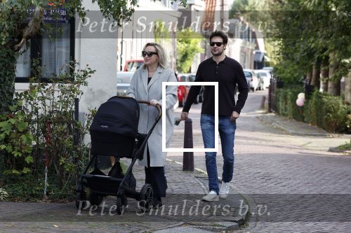 Abcoude 7 oktober 2023
Eva Jinek en haar partner Dexter met hun zoon Pax  aan het wandelen met kinderwagen met daarin hun dochter Salo leonora.