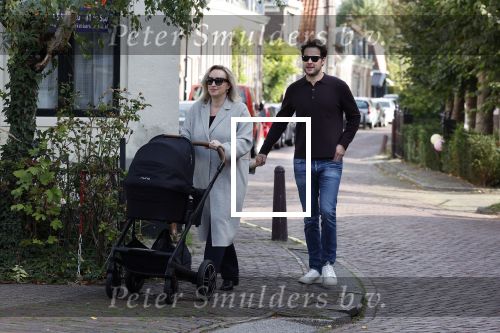 Abcoude 7 oktober 2023
Eva Jinek en haar partner Dexter met hun zoon Pax  aan het wandelen met kinderwagen met daarin hun dochter Salo leonora.