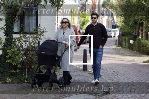Abcoude 7 oktober 2023
Eva Jinek en haar partner Dexter met hun zoon Pax  aan het wandelen met kinderwagen met daarin hun dochter Salo leonora.