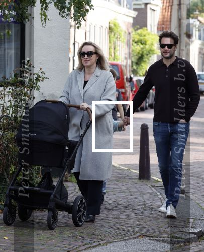 Abcoude 7 oktober 2023
Eva Jinek en haar partner Dexter met hun zoon Pax  aan het wandelen met kinderwagen met daarin hun dochter Salo leonora.