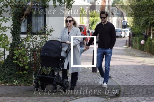 Abcoude 7 oktober 2023
Eva Jinek en haar partner Dexter met hun zoon Pax  aan het wandelen met kinderwagen met daarin hun dochter Salo leonora.