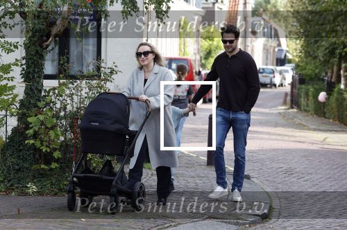 Abcoude 7 oktober 2023
Eva Jinek en haar partner Dexter met hun zoon Pax  aan het wandelen met kinderwagen met daarin hun dochter Salo leonora.