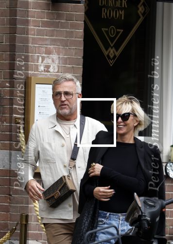 Amsterdam 11 oktober 2023
Gordon en Monique des Bouvrie lunchen bij de burger Room en gaan daarna samen naar de pc hooftstraat.