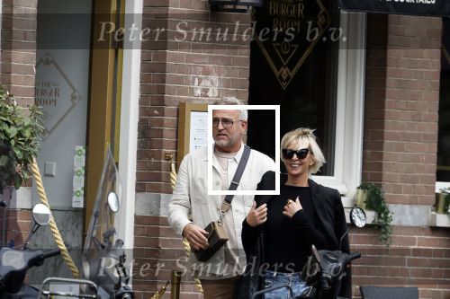Amsterdam 11 oktober 2023
Gordon en Monique des Bouvrie lunchen bij de burger Room en gaan daarna samen naar de pc hooftstraat.
