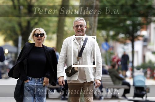 Amsterdam 11 oktober 2023
Gordon en Monique des Bouvrie lunchen bij de burger Room en gaan daarna samen naar de pc hooftstraat.
