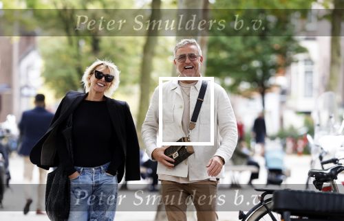 Amsterdam 11 oktober 2023
Gordon en Monique des Bouvrie lunchen bij de burger Room en gaan daarna samen naar de pc hooftstraat.