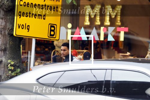 Amsterdam 9 oktober 2023
Gregory v d Wiel haalt samen met zijn dochter een vers sapje bij Joe and the juice . Gregory rijdt in een Lamborghini Urus