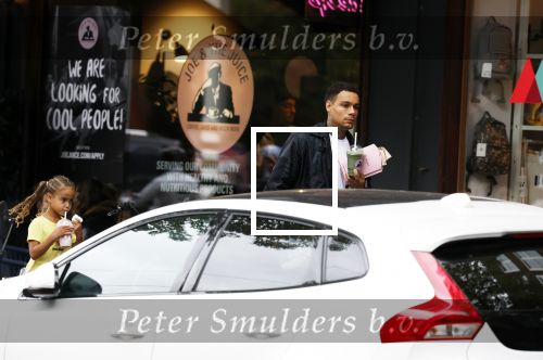 Amsterdam 9 oktober 2023
Gregory v d Wiel haalt samen met zijn dochter een vers sapje bij Joe and the juice . Gregory rijdt in een Lamborghini Urus