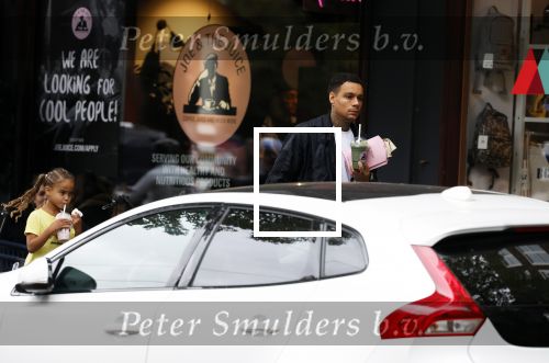 Amsterdam 9 oktober 2023
Gregory v d Wiel haalt samen met zijn dochter een vers sapje bij Joe and the juice . Gregory rijdt in een Lamborghini Urus