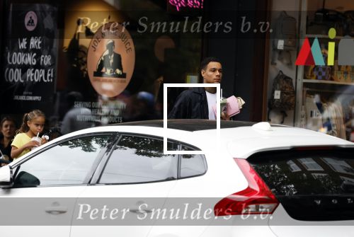 Amsterdam 9 oktober 2023
Gregory v d Wiel haalt samen met zijn dochter een vers sapje bij Joe and the juice . Gregory rijdt in een Lamborghini Urus
