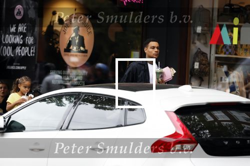 Amsterdam 9 oktober 2023
Gregory v d Wiel haalt samen met zijn dochter een vers sapje bij Joe and the juice . Gregory rijdt in een Lamborghini Urus