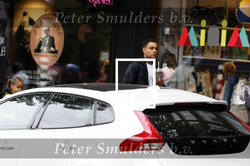 Amsterdam 9 oktober 2023
Gregory v d Wiel haalt samen met zijn dochter een vers sapje bij Joe and the juice . Gregory rijdt in een Lamborghini Urus