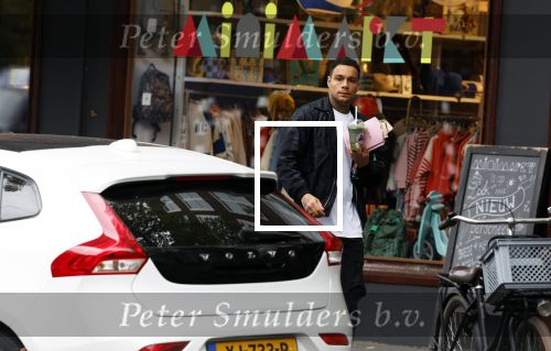 Amsterdam 9 oktober 2023
Gregory v d Wiel haalt samen met zijn dochter een vers sapje bij Joe and the juice . Gregory rijdt in een Lamborghini Urus