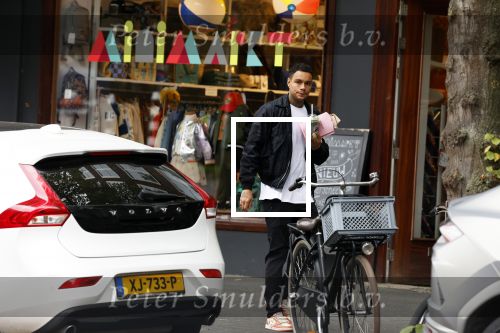 Amsterdam 9 oktober 2023
Gregory v d Wiel haalt samen met zijn dochter een vers sapje bij Joe and the juice . Gregory rijdt in een Lamborghini Urus