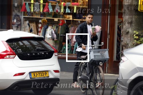 Amsterdam 9 oktober 2023
Gregory v d Wiel haalt samen met zijn dochter een vers sapje bij Joe and the juice . Gregory rijdt in een Lamborghini Urus