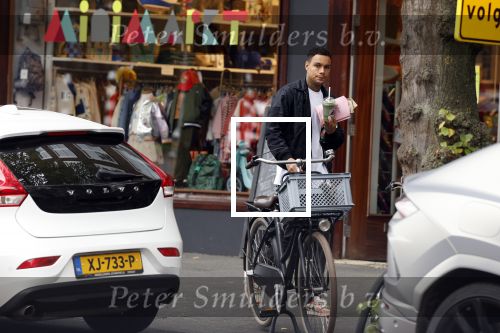 Amsterdam 9 oktober 2023
Gregory v d Wiel haalt samen met zijn dochter een vers sapje bij Joe and the juice . Gregory rijdt in een Lamborghini Urus
