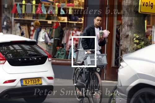 Amsterdam 9 oktober 2023
Gregory v d Wiel haalt samen met zijn dochter een vers sapje bij Joe and the juice . Gregory rijdt in een Lamborghini Urus