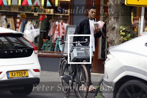 Amsterdam 9 oktober 2023
Gregory v d Wiel haalt samen met zijn dochter een vers sapje bij Joe and the juice . Gregory rijdt in een Lamborghini Urus