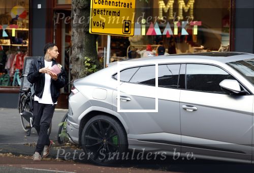 Amsterdam 9 oktober 2023
Gregory v d Wiel haalt samen met zijn dochter een vers sapje bij Joe and the juice . Gregory rijdt in een Lamborghini Urus