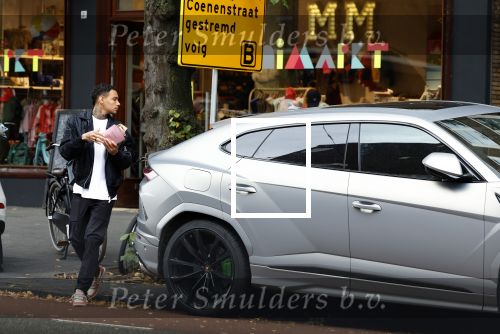 Amsterdam 9 oktober 2023
Gregory v d Wiel haalt samen met zijn dochter een vers sapje bij Joe and the juice . Gregory rijdt in een Lamborghini Urus