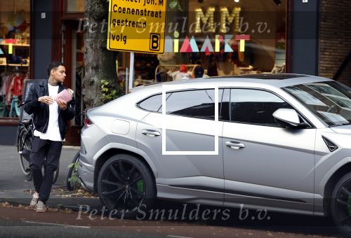 Amsterdam 9 oktober 2023
Gregory v d Wiel haalt samen met zijn dochter een vers sapje bij Joe and the juice . Gregory rijdt in een Lamborghini Urus
